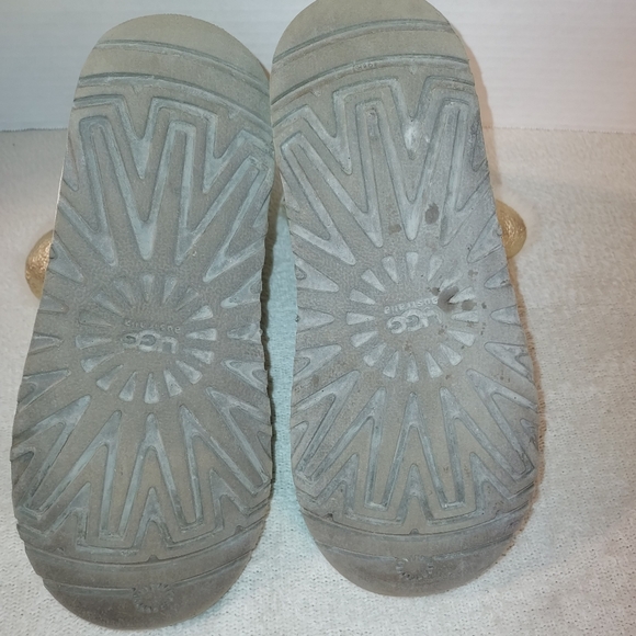 UGG Gold Metallic Bailey Button size 6 - Picture 9 of 10